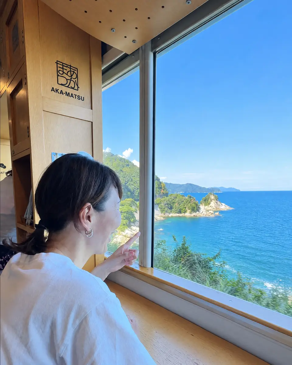Pointing at the sea from the window of the Tango Akamatsu train