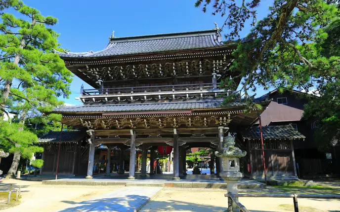 The pagoda of Chion-ji Temple and blue sky